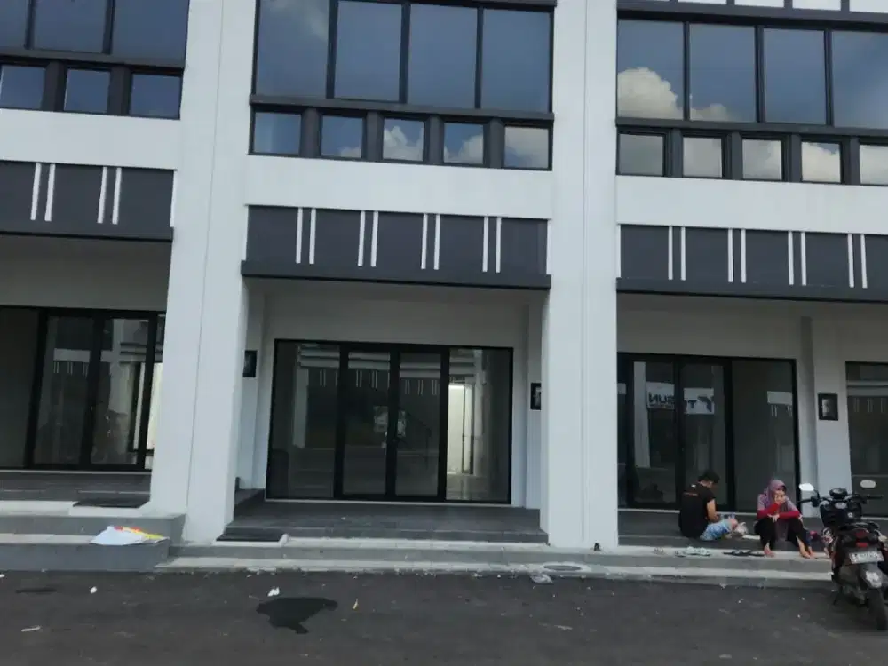 Dijual Ruko 2Lt Greess Modern Minimalis kaca alumunium Ruko CBD Driyorejo