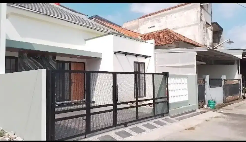 Rumah baru lokasi strategis di tengah kota kudus