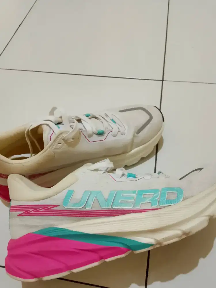Sepatu Unerd pink putih