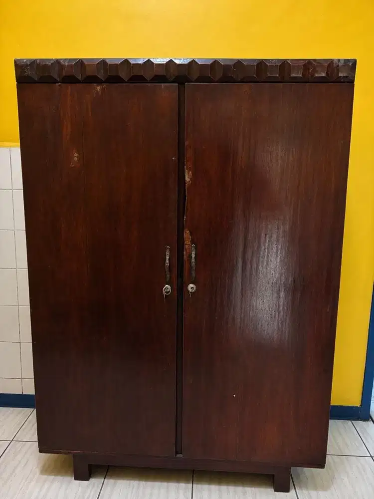 Lemari Kayu Jati Vintage Asli Tahun 1970-an