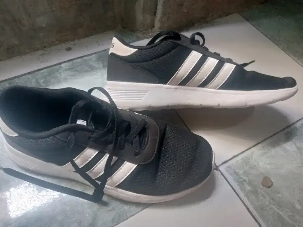 Sepatu olahraga Adidas asli