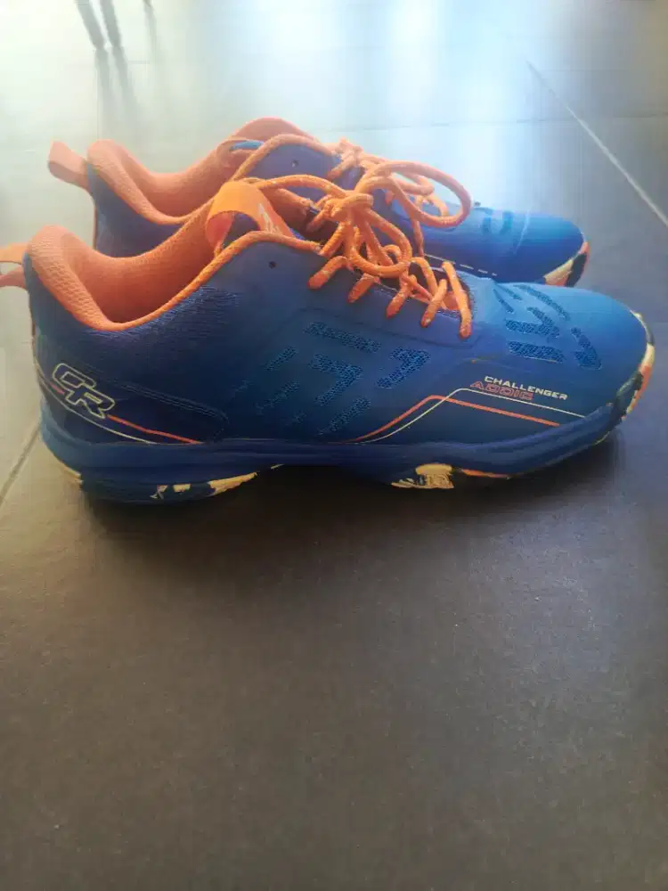 Sepatu olahraga