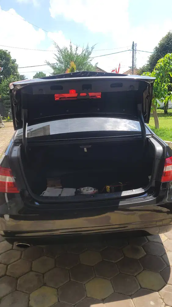 Mercedes W212 E 200 cgi 1800 CC Hitam