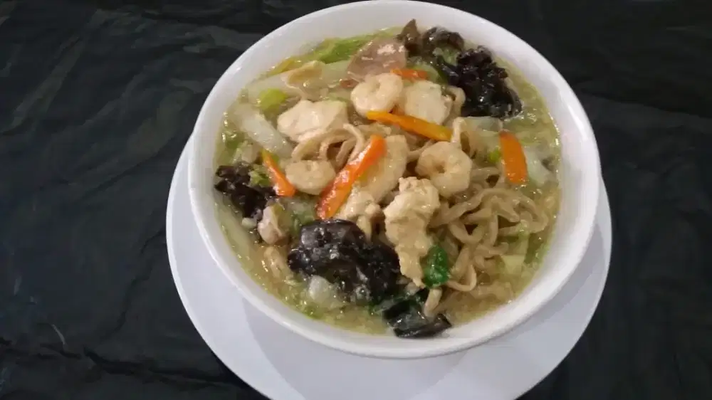 Karyawan restoran bakmi dan waiters