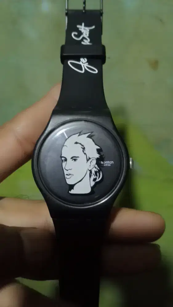 Jam tangan merek SWATCH.