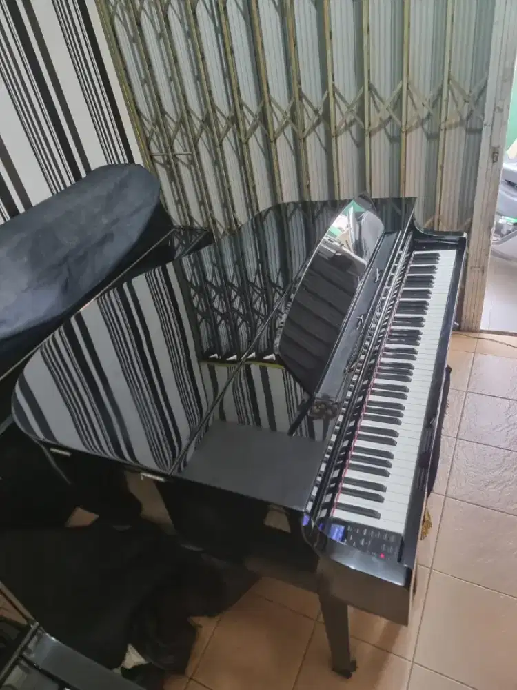 Grand Piano YAMAHA CLP 565.digital