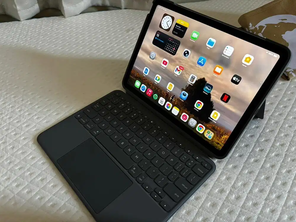 iPad Air M3 iBox + Keyboard Logitech