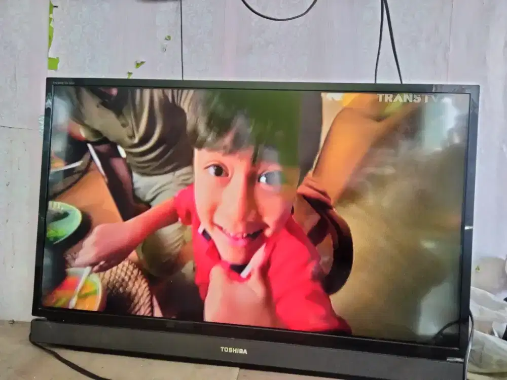 Jual tv 32 inc merk Toshiba minus hitam di samping sedikit