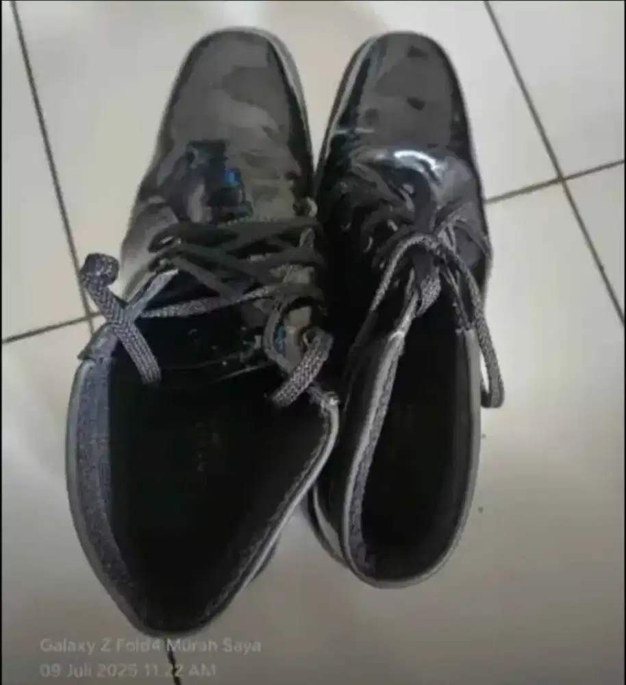 Sepatu kantor kulit,ukuran 42,,masih bagus,muluss,,cek,cek aja.cod bjb