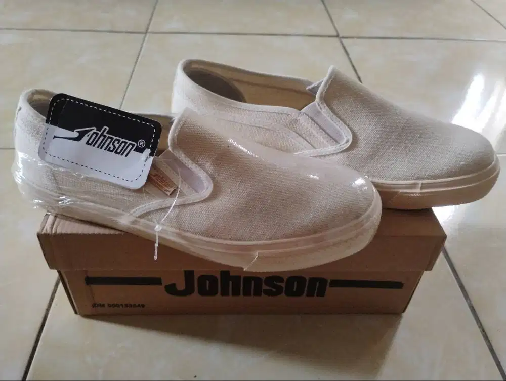 Sepatu Canvas Slip On Johnson