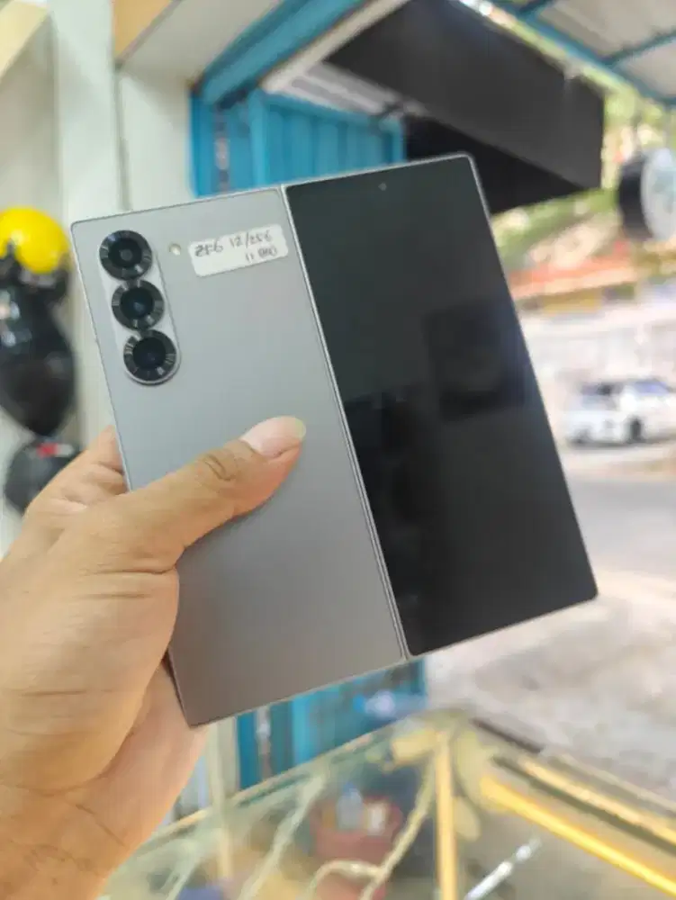 Samsumg fold 6 mines layar dlm ad garis halus