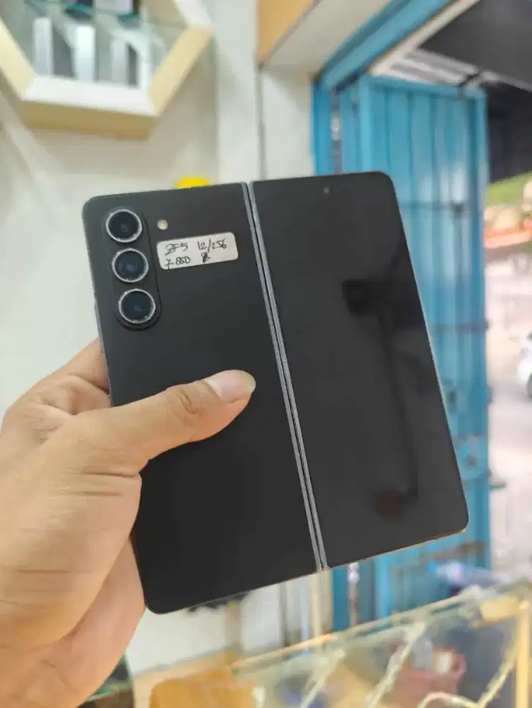 Samsung fold 5 256 mines layar dlm ad garis halus