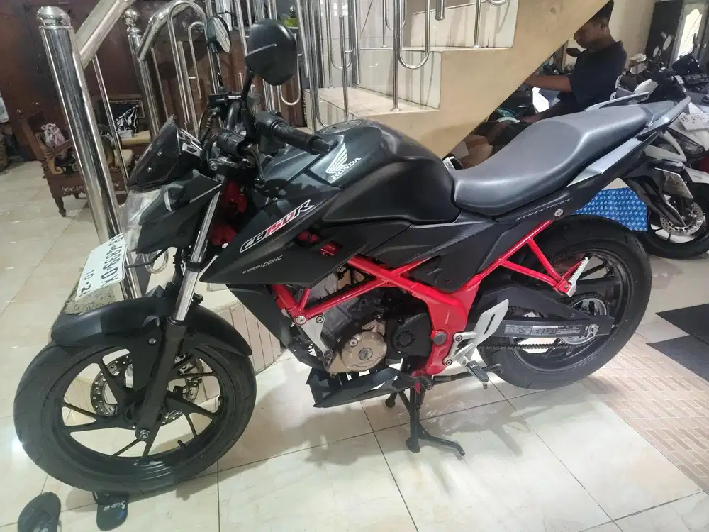 Cb150r hitam d0ff 2017 gbm bisa tunai atau kredit dp1jt