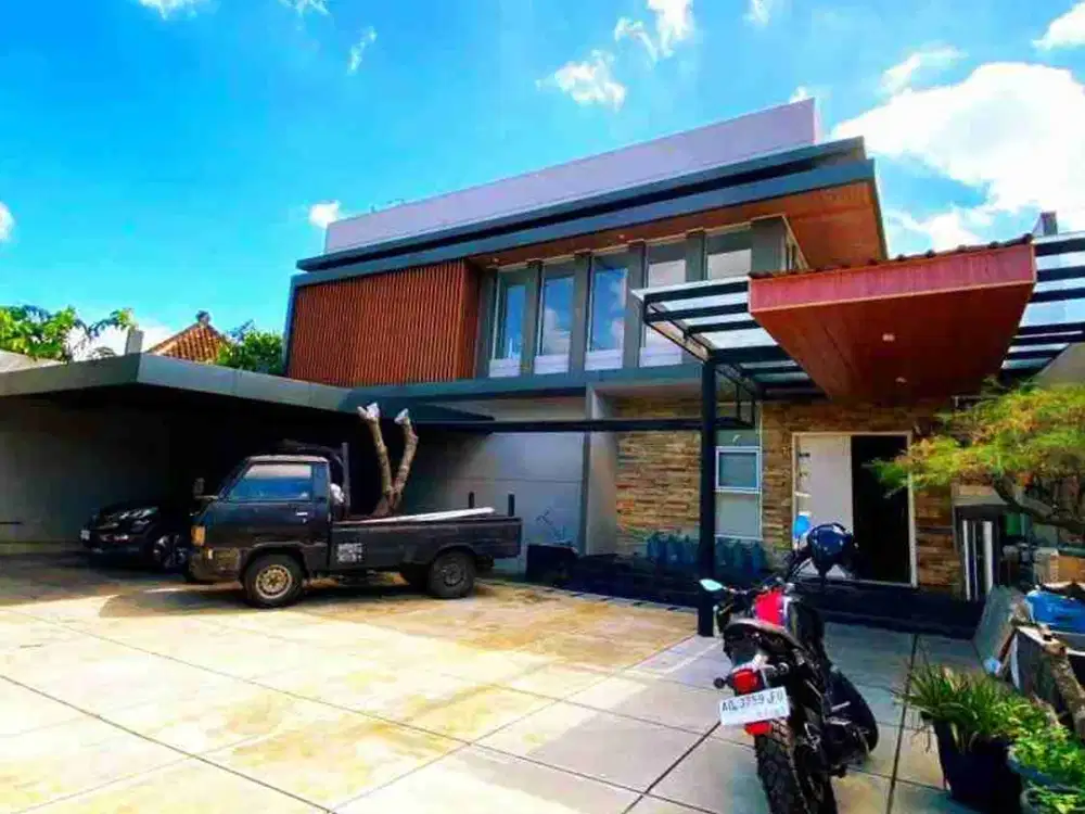 Rumah Mewah Modern Luas di Jalan Raya Serengan