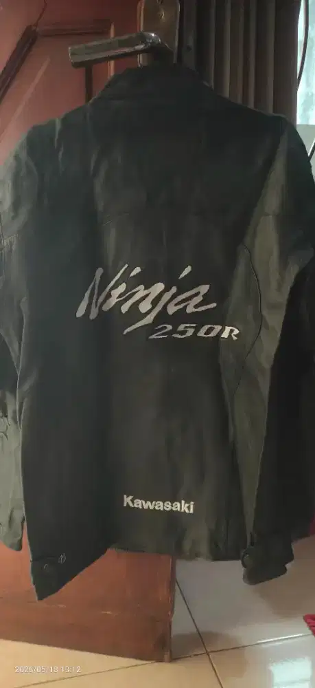 jual butuh jaket kulit asli dri Ninja kawasaki 250 cc msh mulus