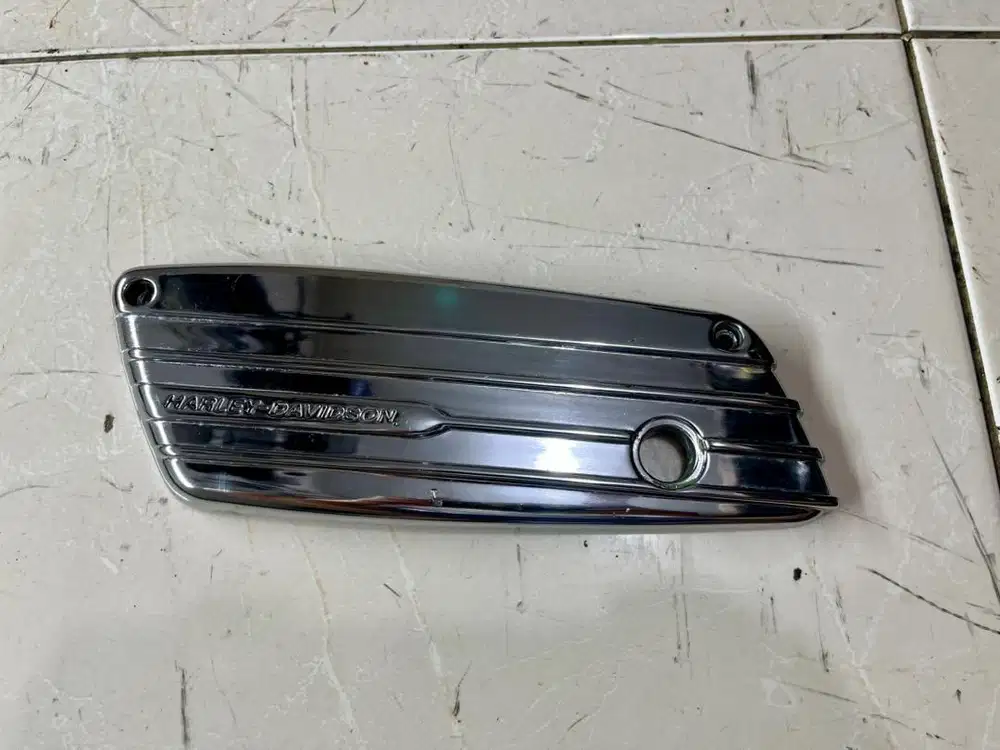HARLEY DAVIDSON CVO ROAD GLIDE LEFT SADDLEBAG PLATE OEM 90674-09A