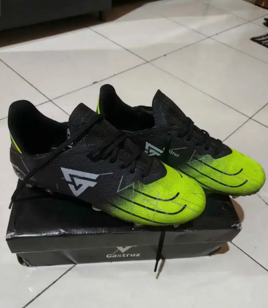Sepatu bola merk gastruz