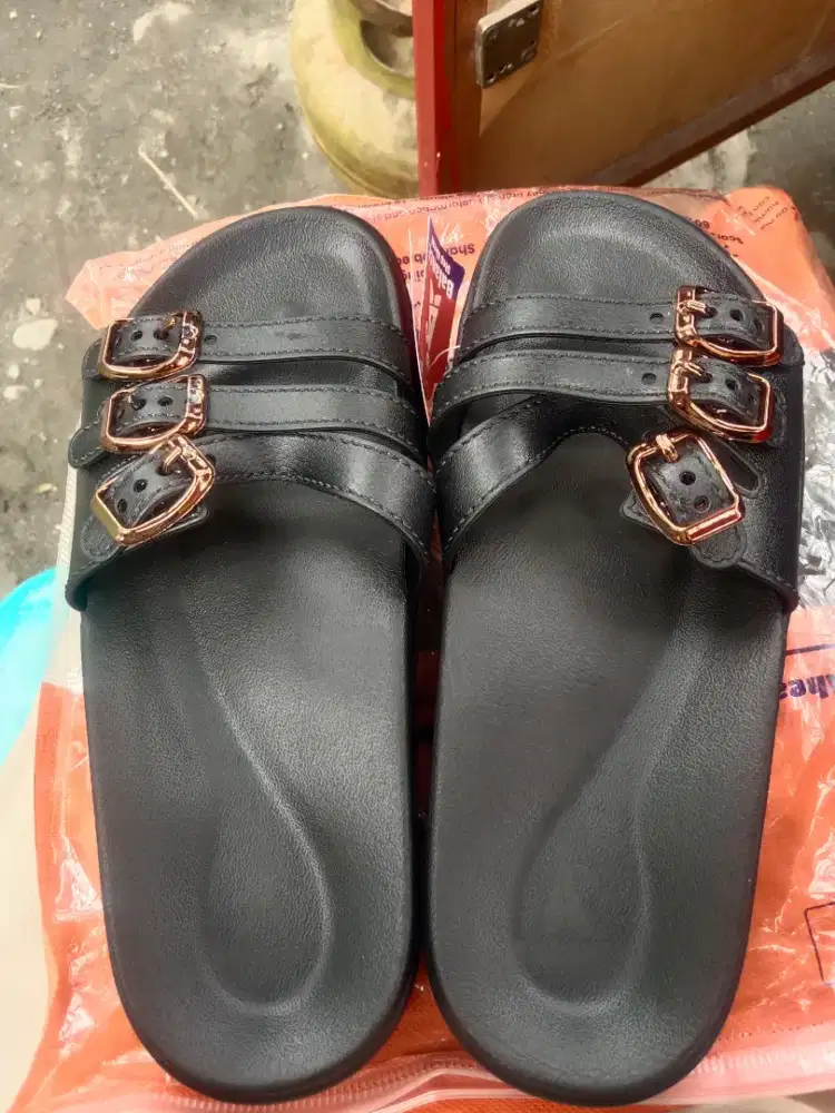 Dijual sendal baru