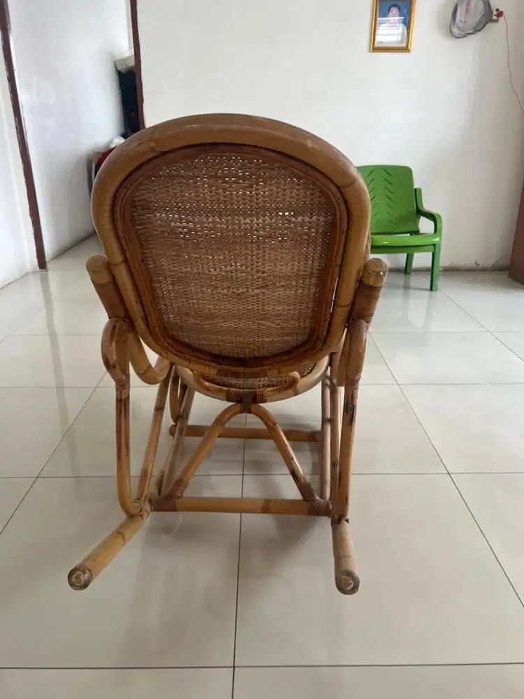 Kursi goyang rotan