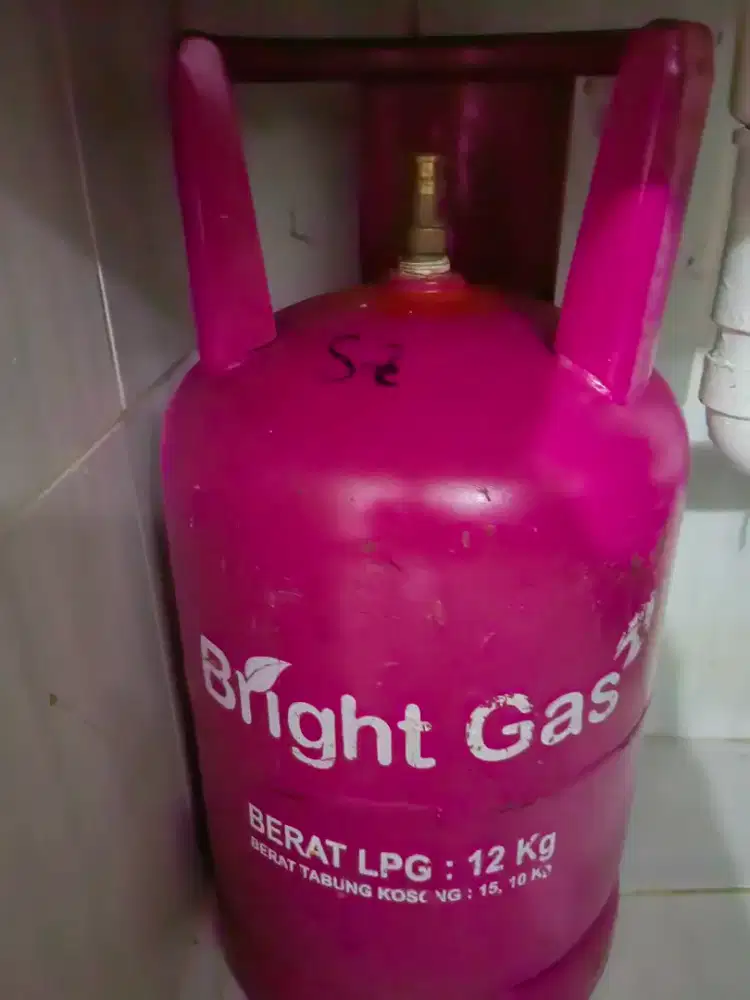 Tabung gas  Bright 12 kg berisi bahan bakar gas.