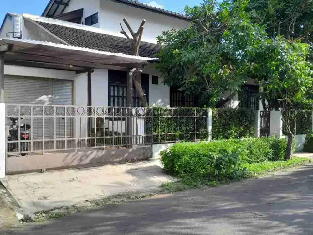 Rumah dijual lokasi strategis di Bintaro Sektor 2.