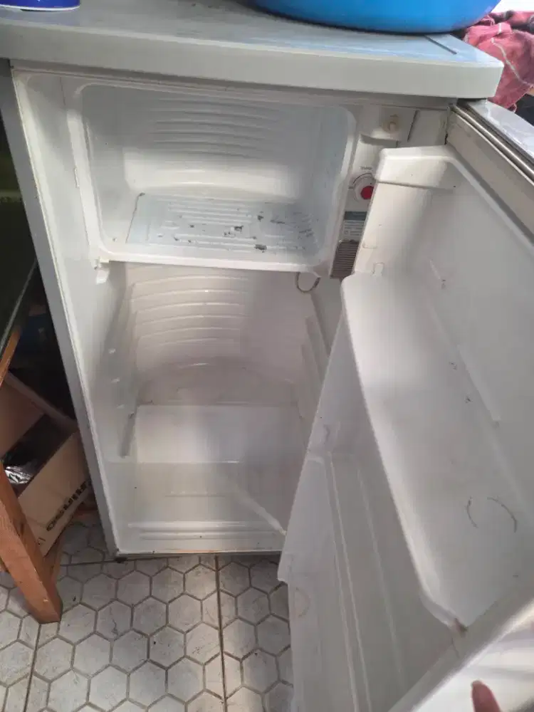 Kulkas 1 pintu electrolux dingin beku normal