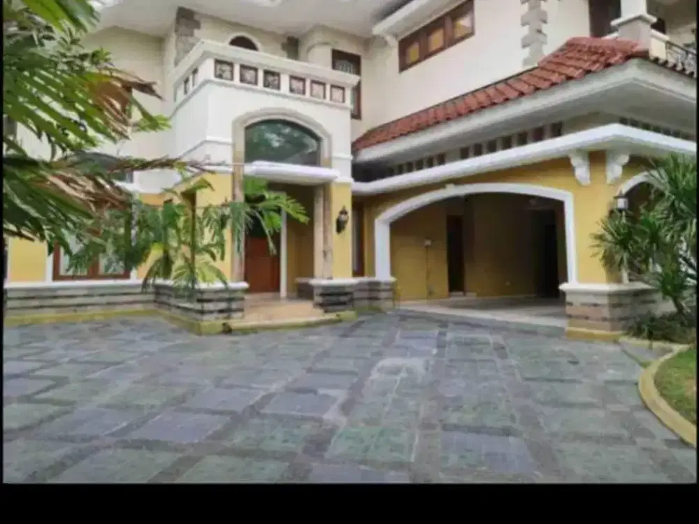 Disewakan Rumah Mewah di Perumahan Elit Lokasi Super Strategis Solo Baru Luas 540m2
