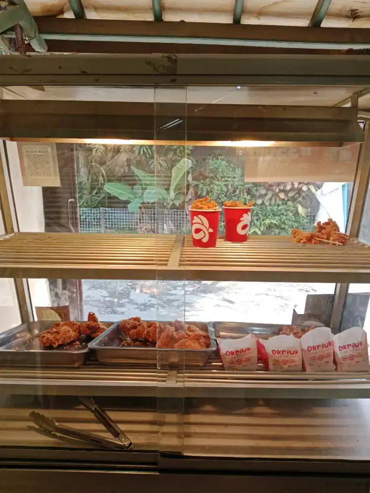 Jaga stand, masak dan melayani pelanggan di Dkriuk Ayam