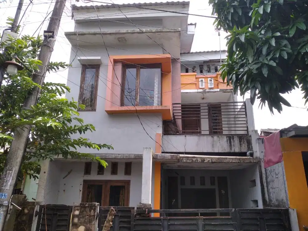Dijual Cepat Rumah Lokasi Strategis dengan sedikit Renovasi