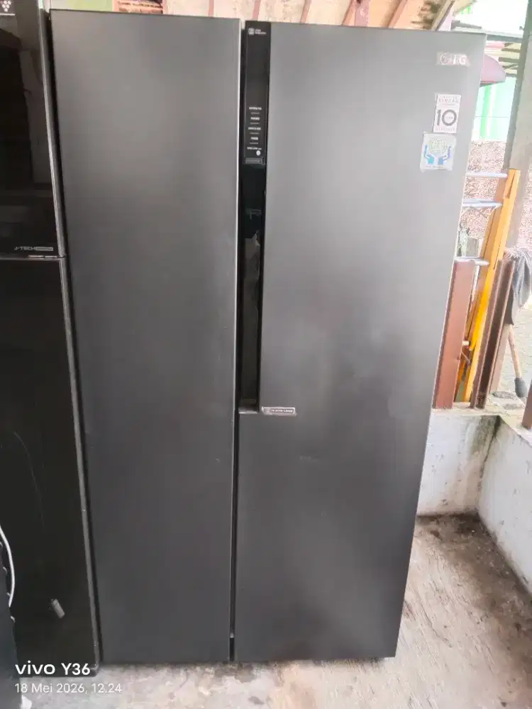 Di jual cepat kulkas 2 pintu SBS merk Lag 679L