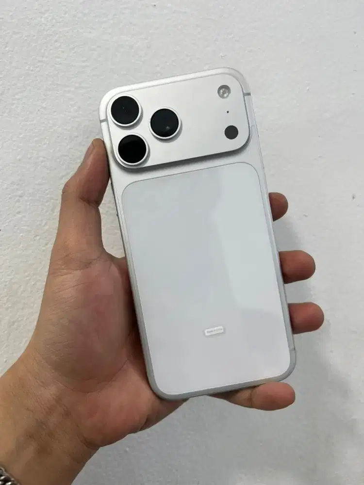Iphone 17 pm 256 silver ibox like new