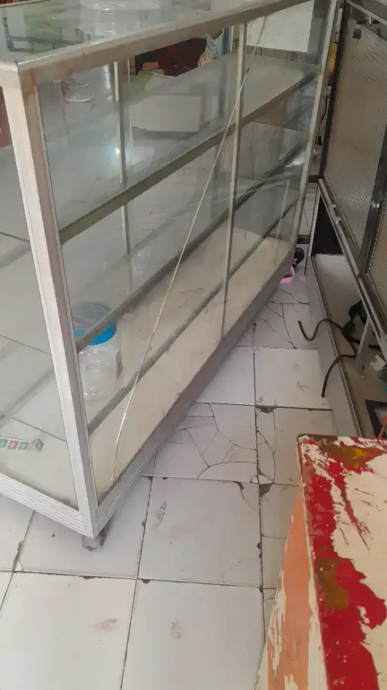 Etalase kaca cocok untuk usaha