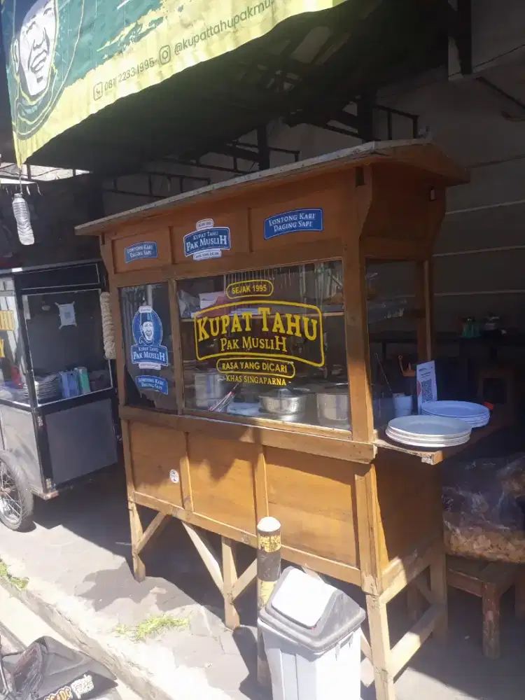 Penjaga Outlet dan Produksi Kupat Tahu