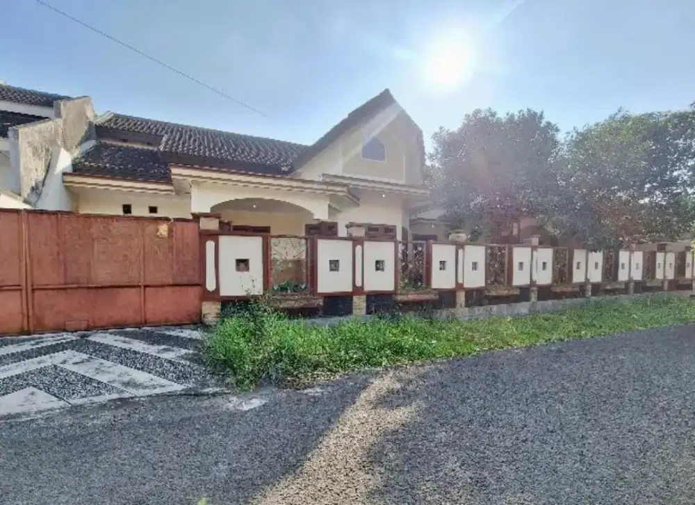 Rumah Luas 450 m² Area Jalan Bunga Bunga Suhat Soekarno-hatta