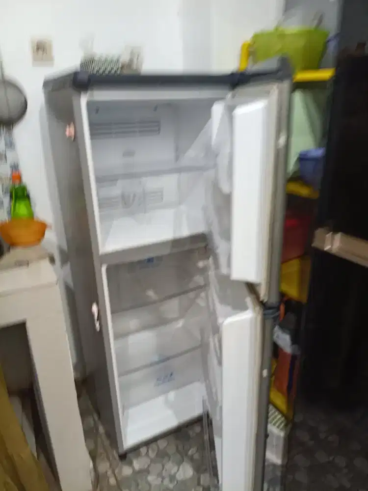 Sanyo kulkas tibggi 140/50