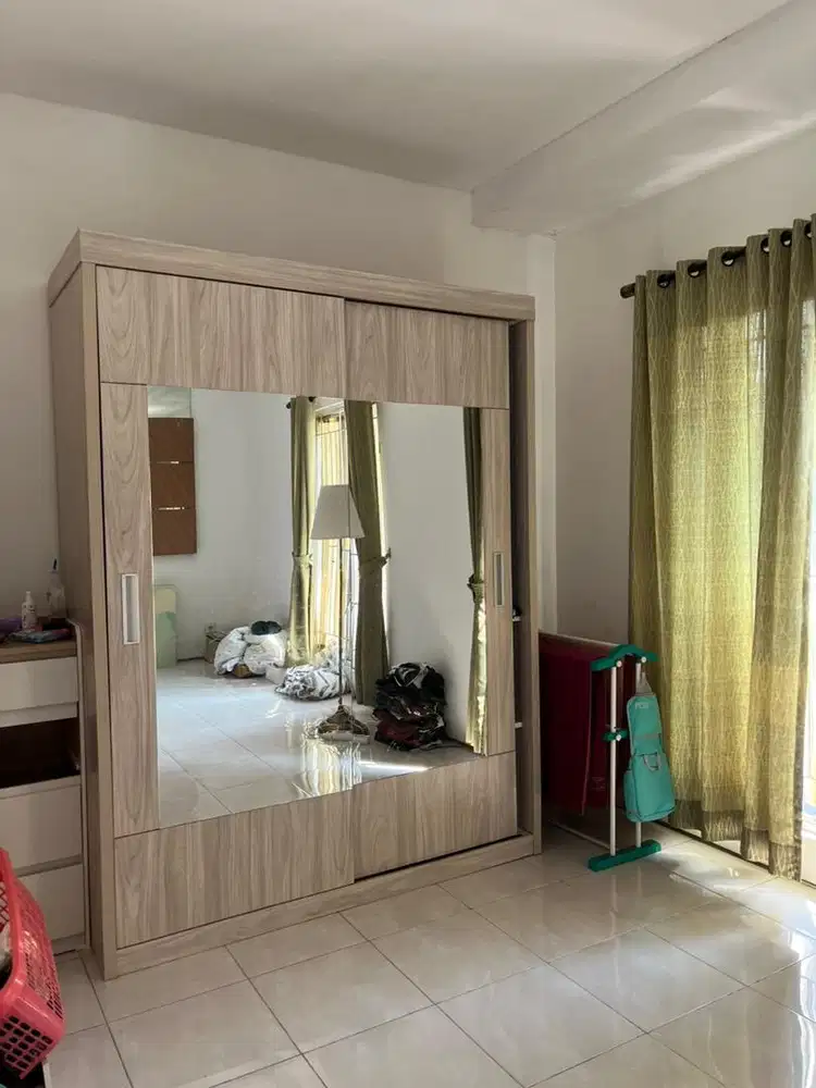Lemari baju dengan cermin