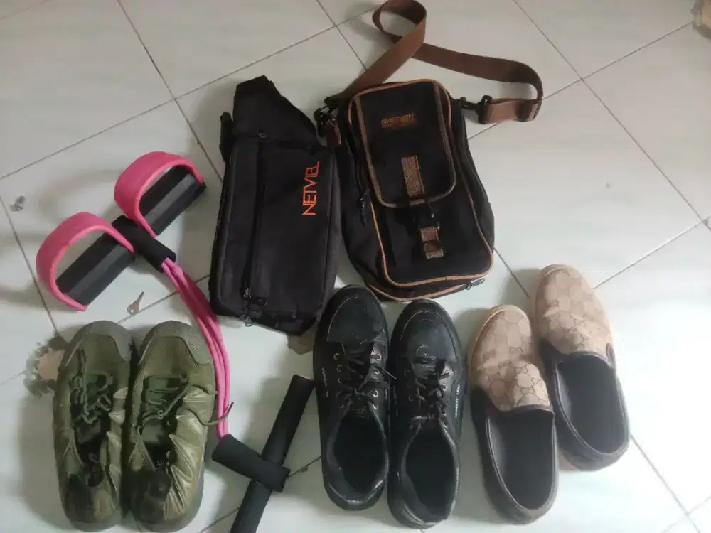 Jual cepat 2 tas selempang, 1 alat olahraga dan 3 sepatu