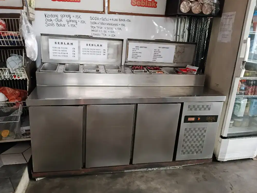 Showcase  undercounter GEA 3 pintu