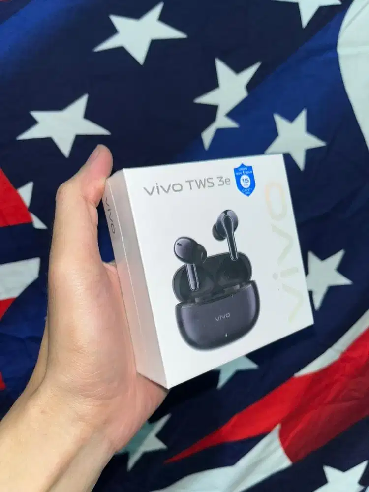 vivo TWS 3e berwarna hitam dengan fitur pembatalan kebisingan aktif.