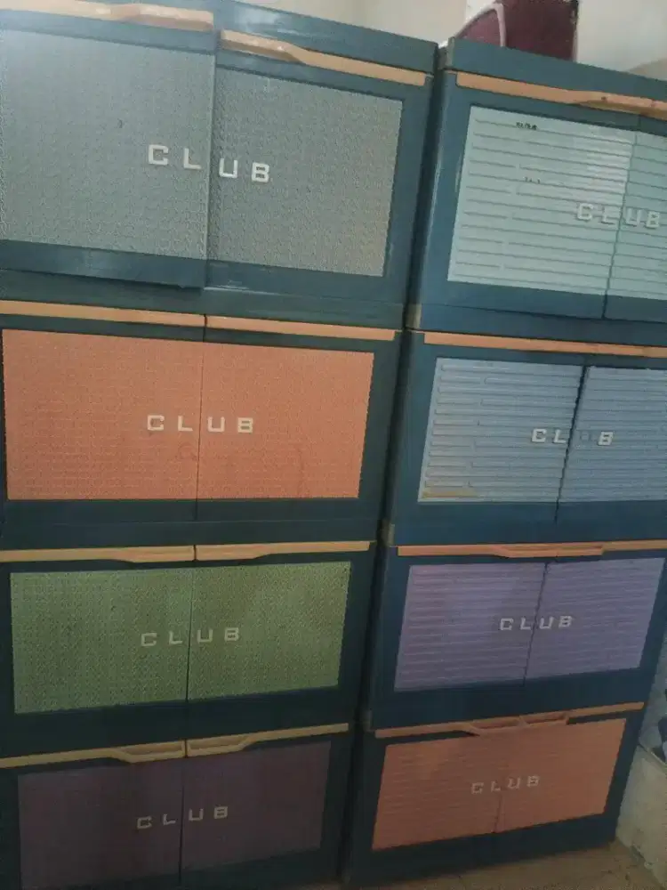 Lemari susun besar Club