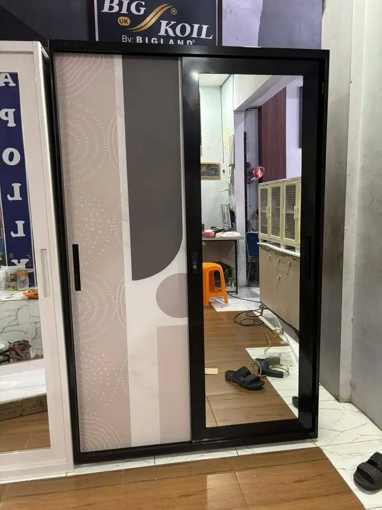 lemari pakaian sliding plat besi hitam