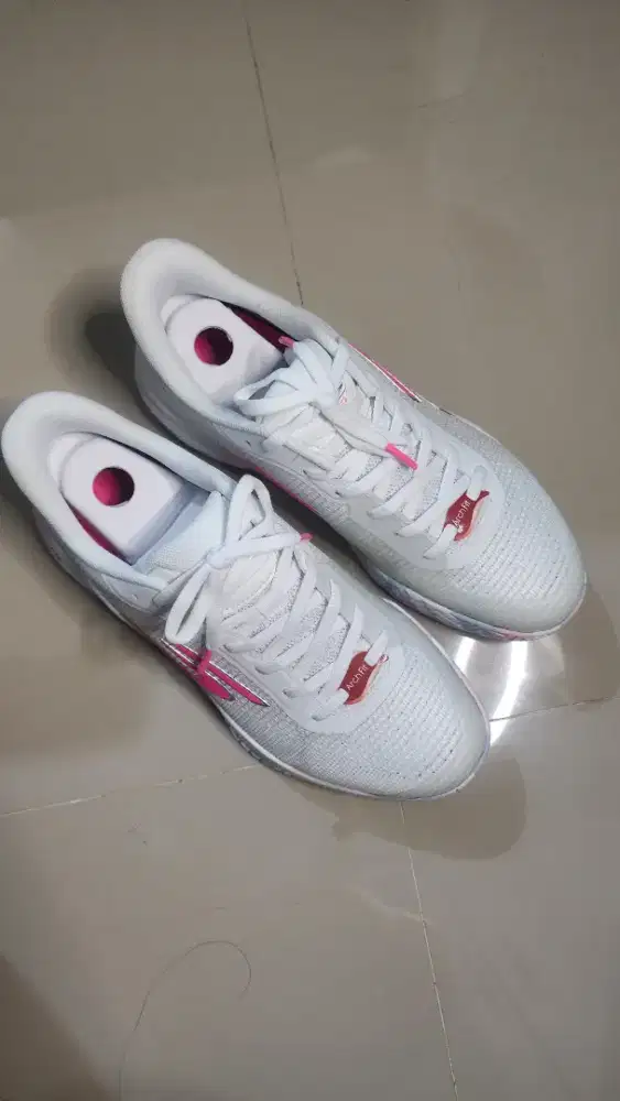 Skechers Viper Court Pro 2.0 pickleball shoes in white and pink.