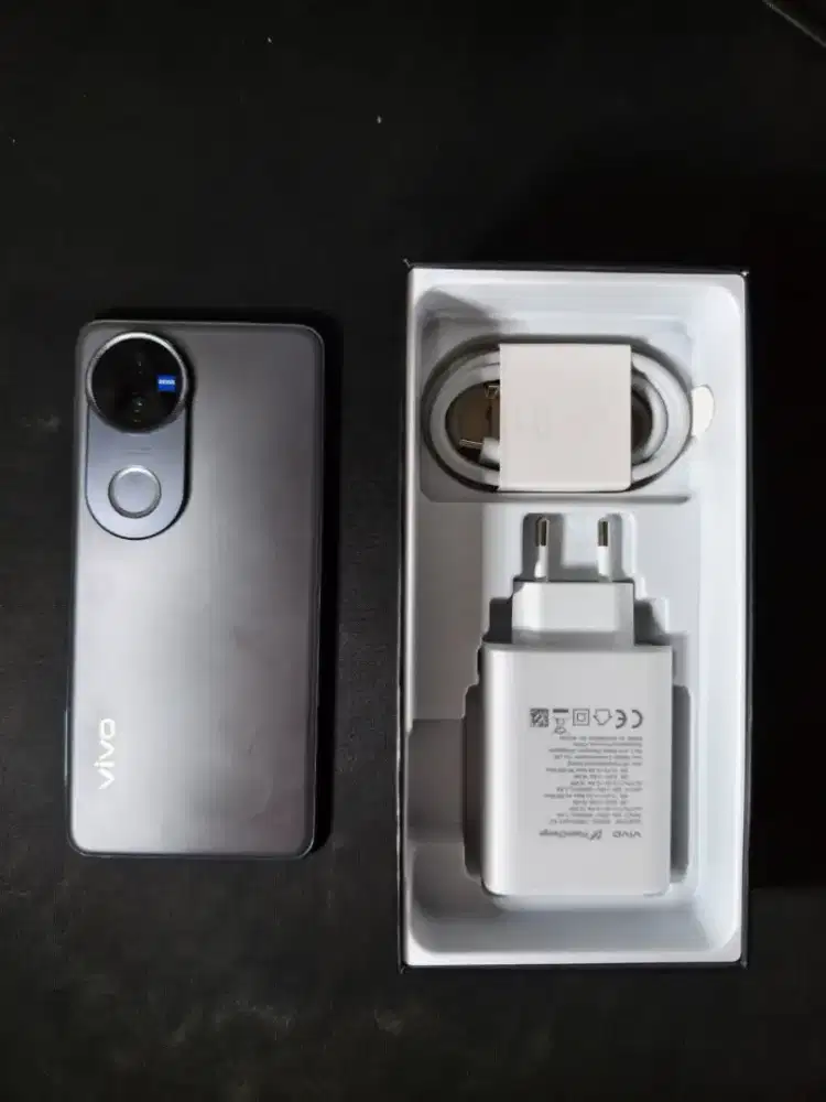Vivo V50 5G 8/256Gb Garansi on April 2027