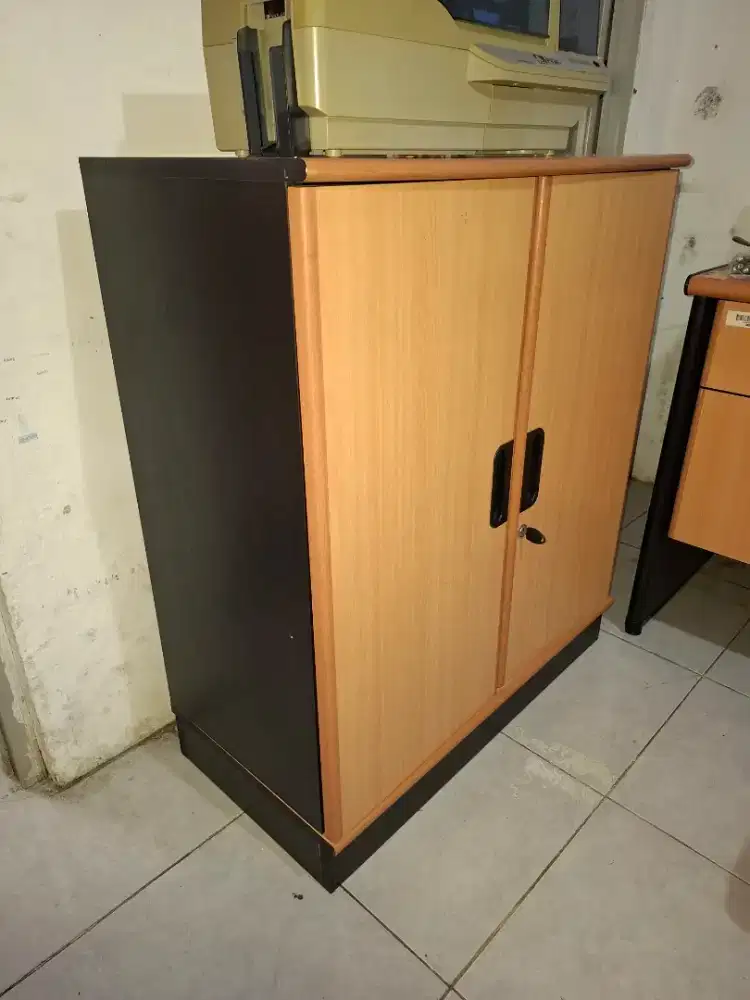 Lemari kayu minimalis