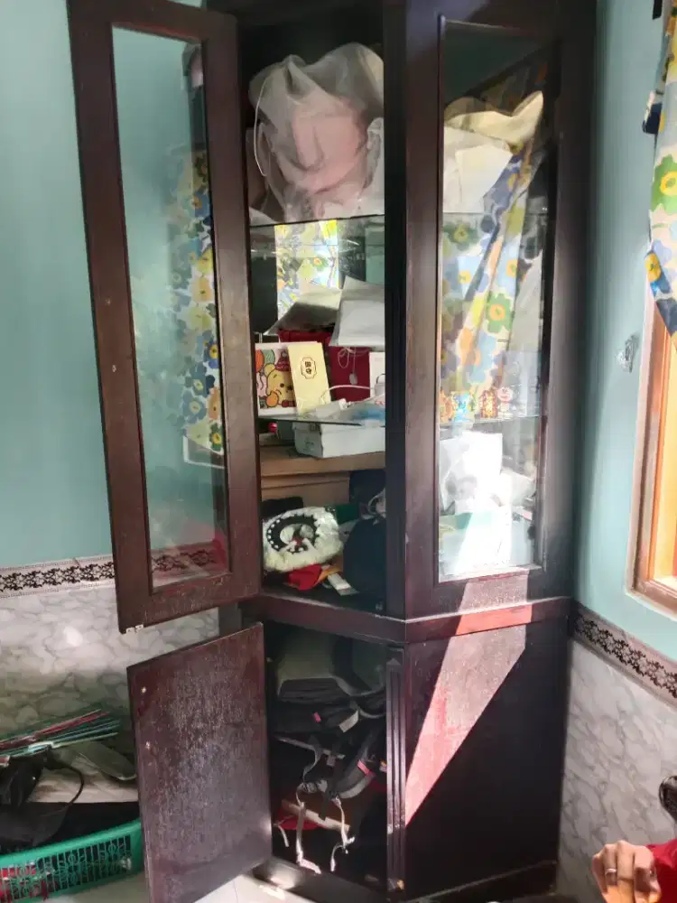 Lemari pajangan jati