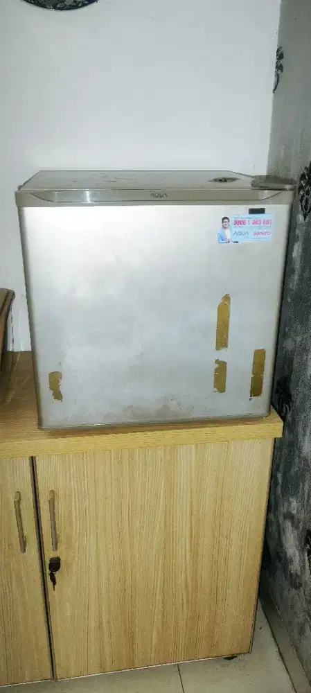 Dijual Kulkas Mini Merek Aqua