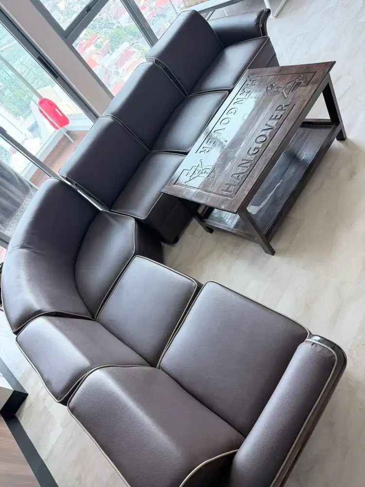 Satu set sofa dengan meja kayu