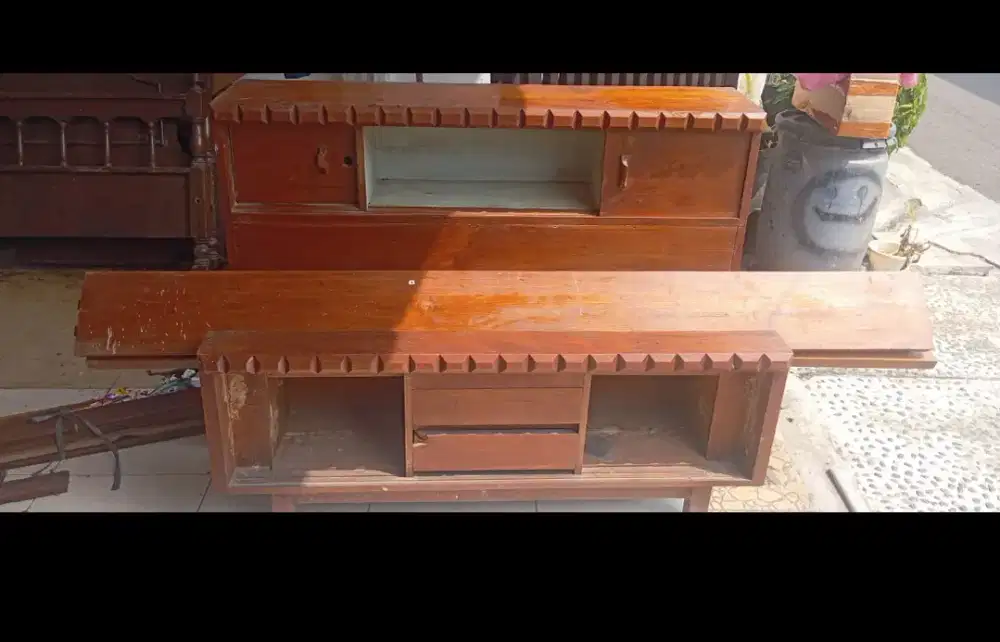 Dipan tempat tidur jati