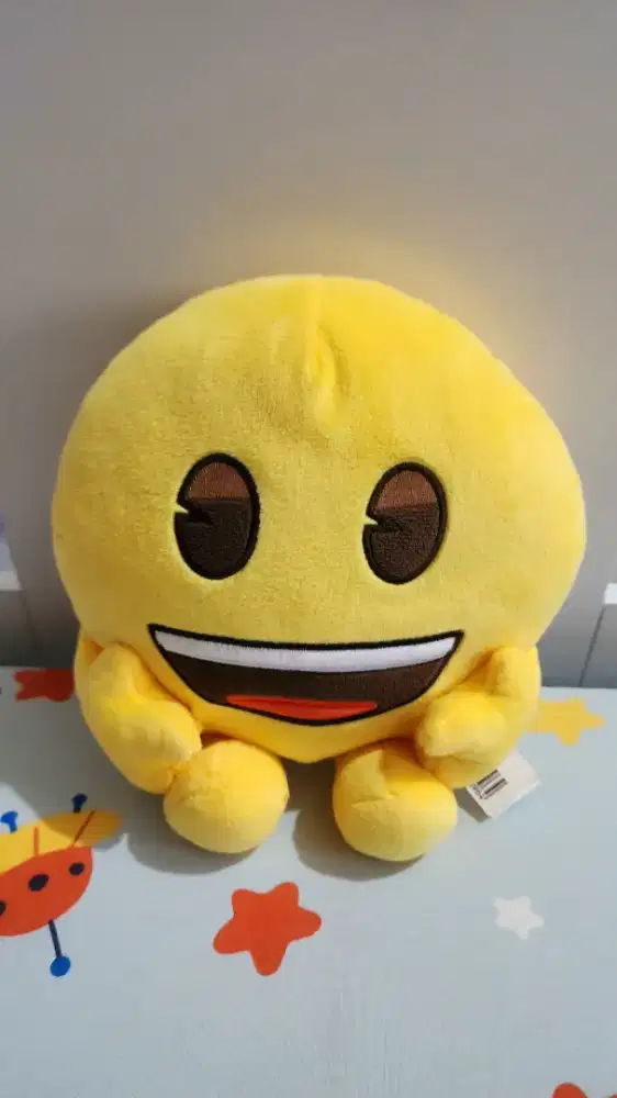 Boneka emoji senyum lucu