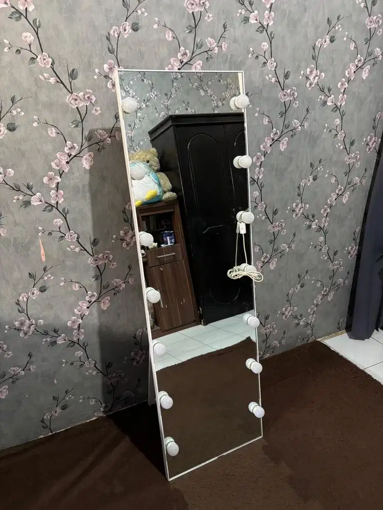 Kaca Mirror Fullbody Standing